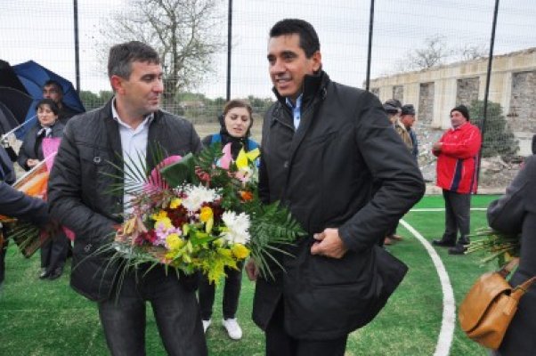 Primarul din Albeşti a împărţit flori şi icoane la inaugurarea terenului de sport
